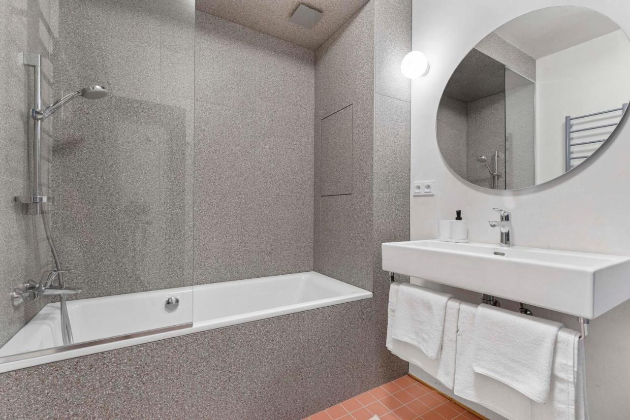 Elegant City Escape - Modern & Central Bratislava Bagian luar foto